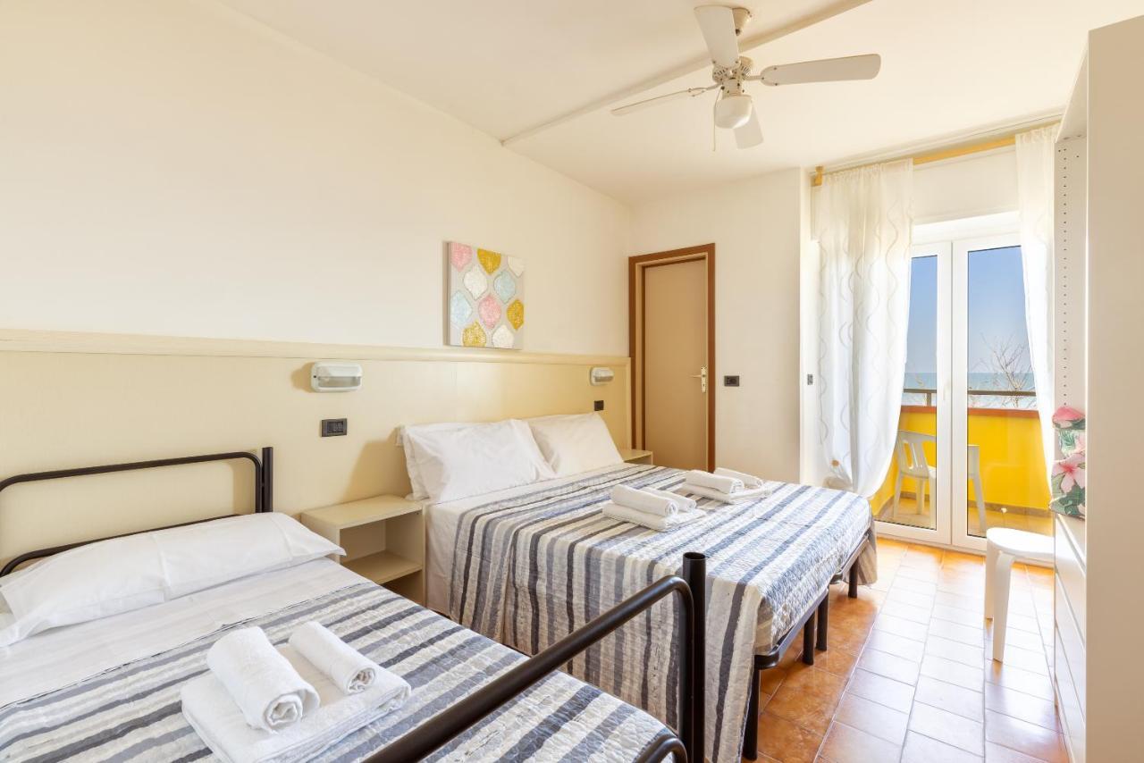 Hotel Mignon Riccione Fronte Mare Exterior foto
