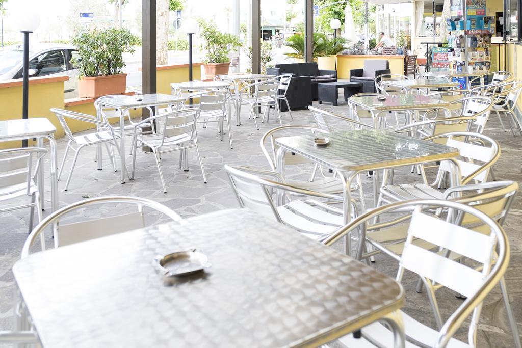 Hotel Mignon Riccione Fronte Mare Exterior foto